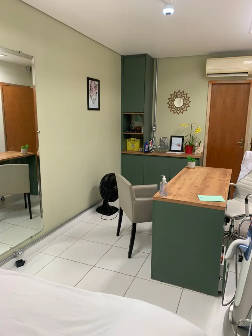 Sala de atendimento da Marta Rocha, ambiente acolhedor para o pós-operatório na Bela Vista, São Paulo